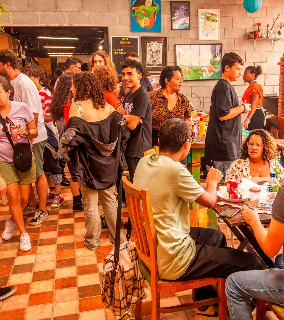Pessoas reunidas no Café Locomotiva