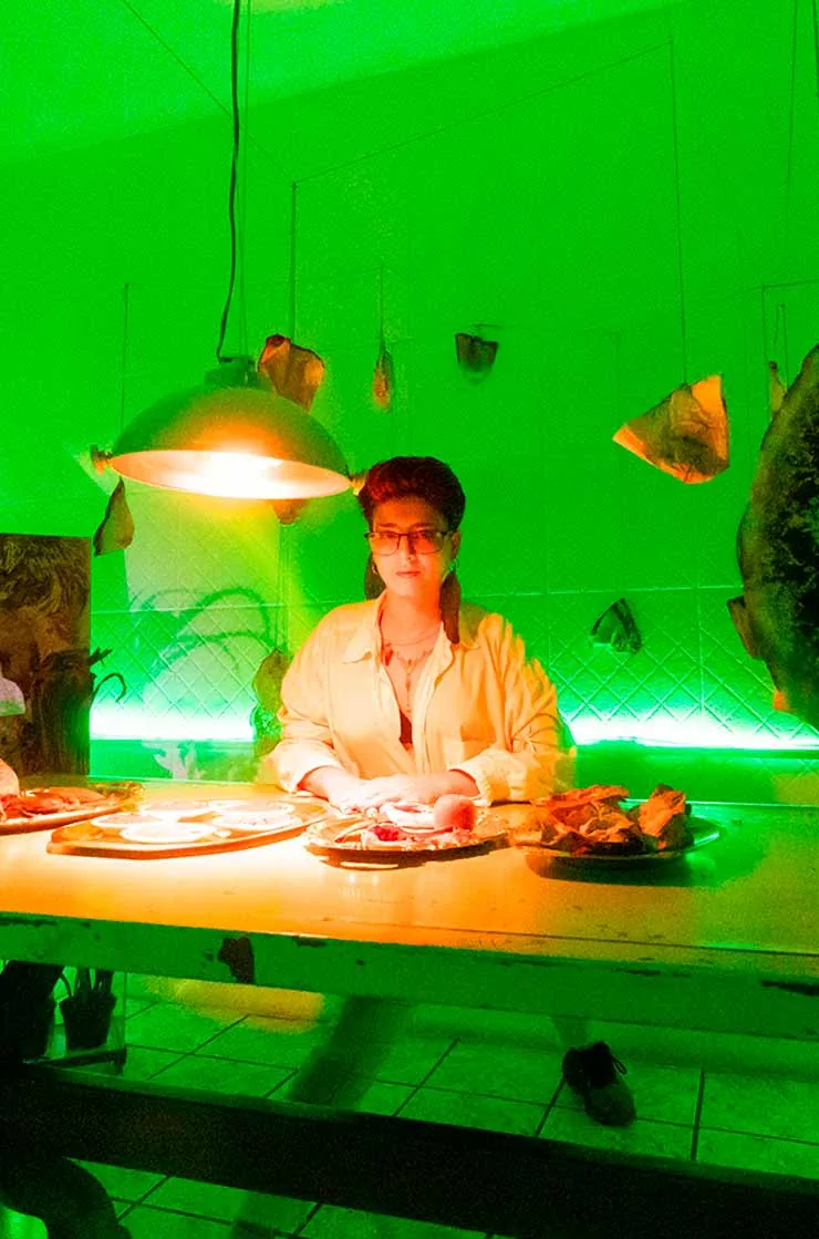Participante em uma sessão criativa com iluminação verde
