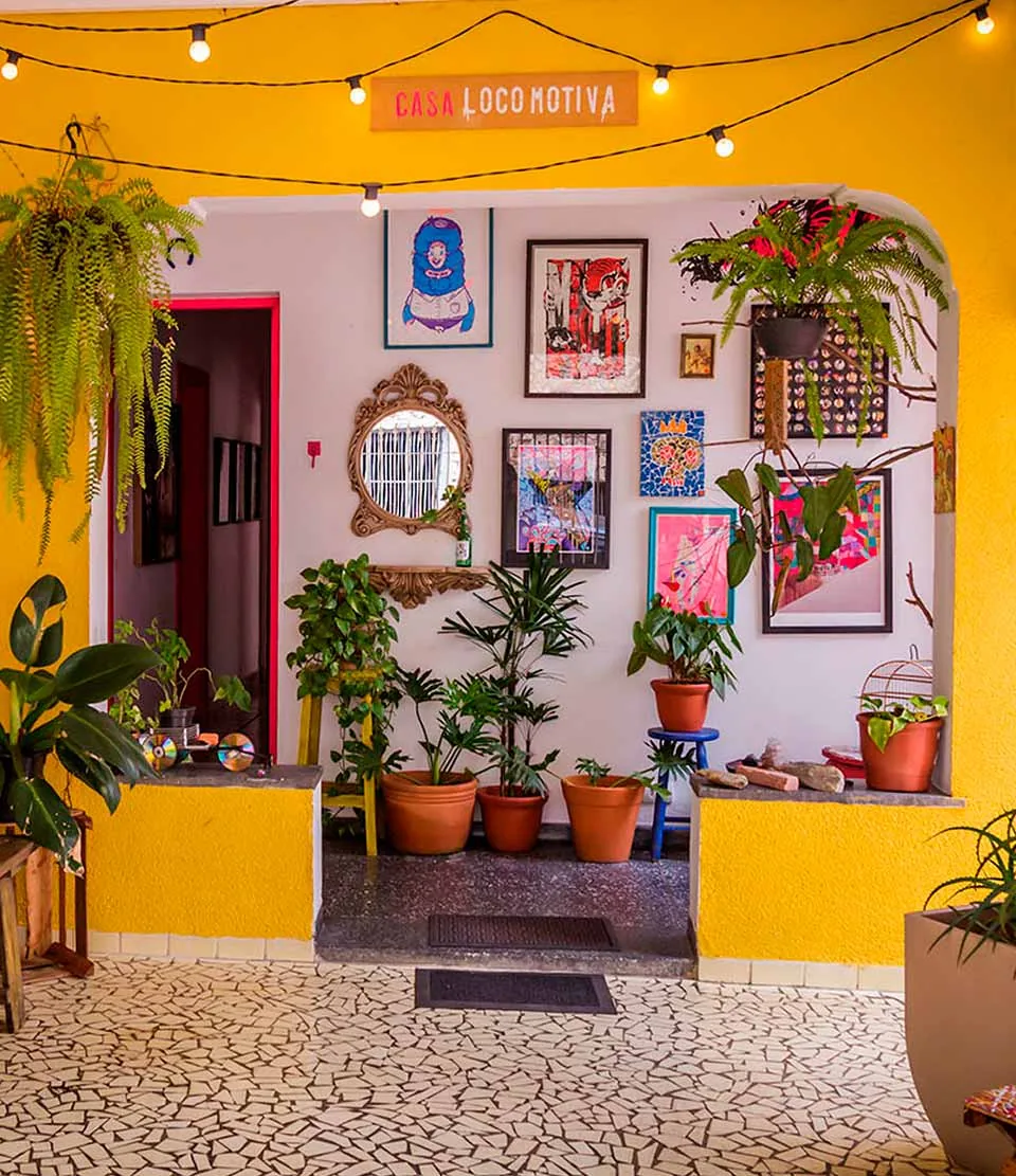 Entrada do espaço cultural da Casa Locomotiva com obras expostas